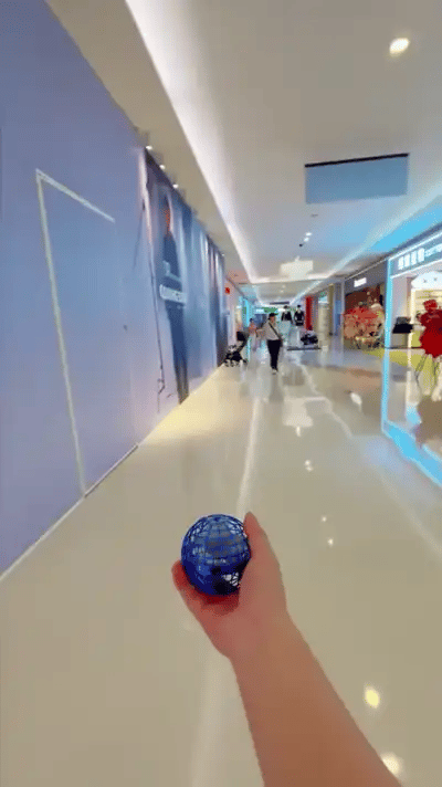 La bola voladora en uso dentro de un centro comercial