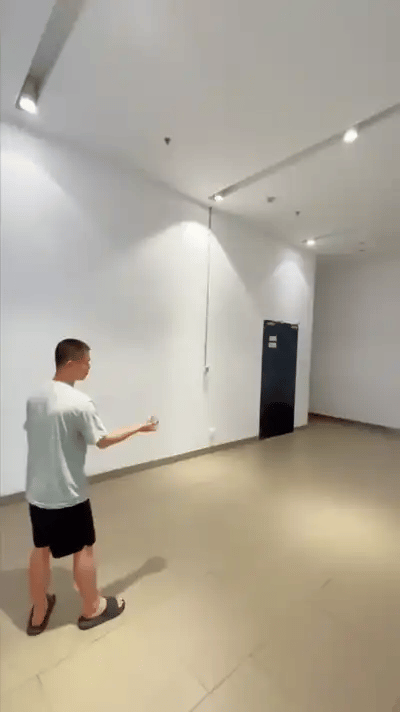 Un joven juega con la bola voladora