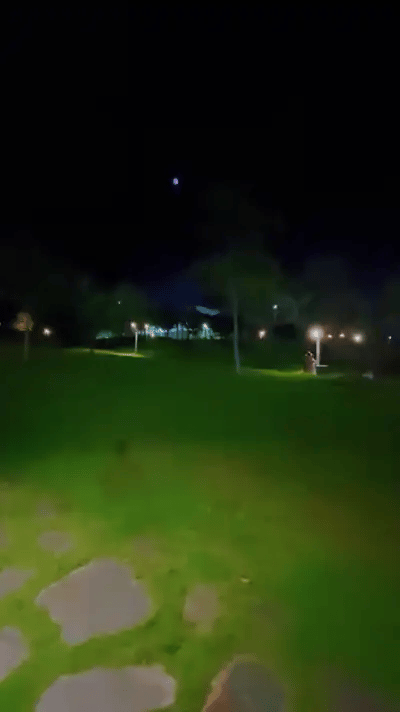 La bola voladora encendida de noche
