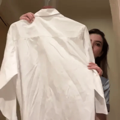 Persona lista para salir mirando una camisa arrugada